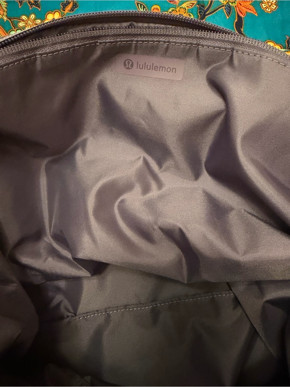 UNICORN PURPLE SUPER RARE COLOR Lululemon convertible ruched large crossbody bag - Picture 8 of 15